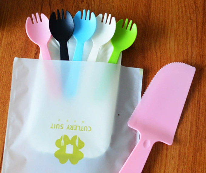 Food-grade plastic four-toothed fork knife