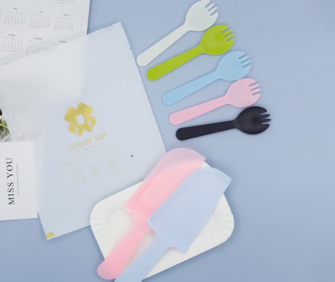 Food-grade plastic knife, fork and plate